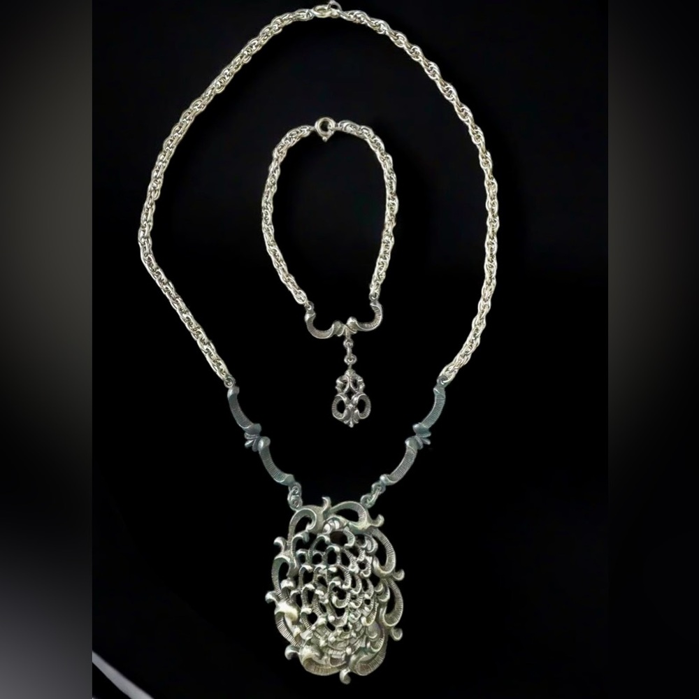 Elegant Silver Filigree Pendant Necklace
